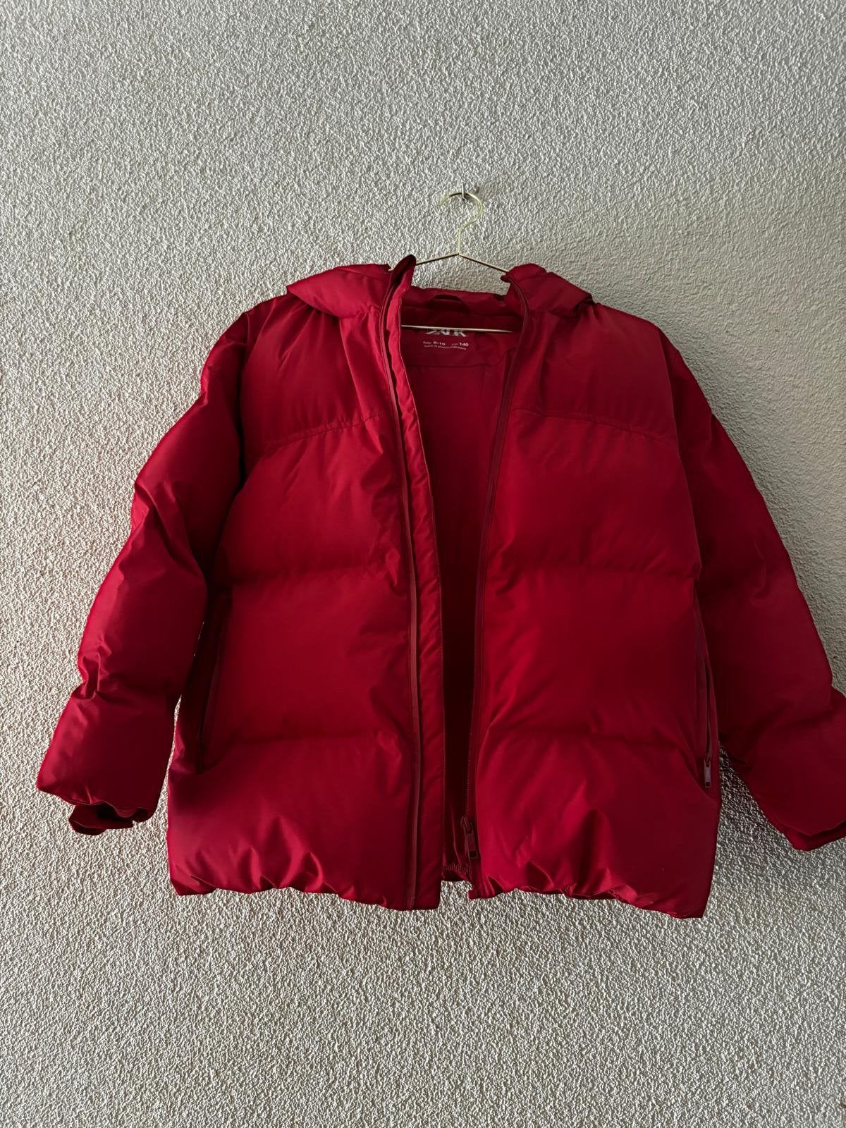 Rode winterjas jongens maat 140, Kinderen en Baby's, Kinderkleding | Maat 98, Ophalen of Verzenden, Zo goed als nieuw, Jongen