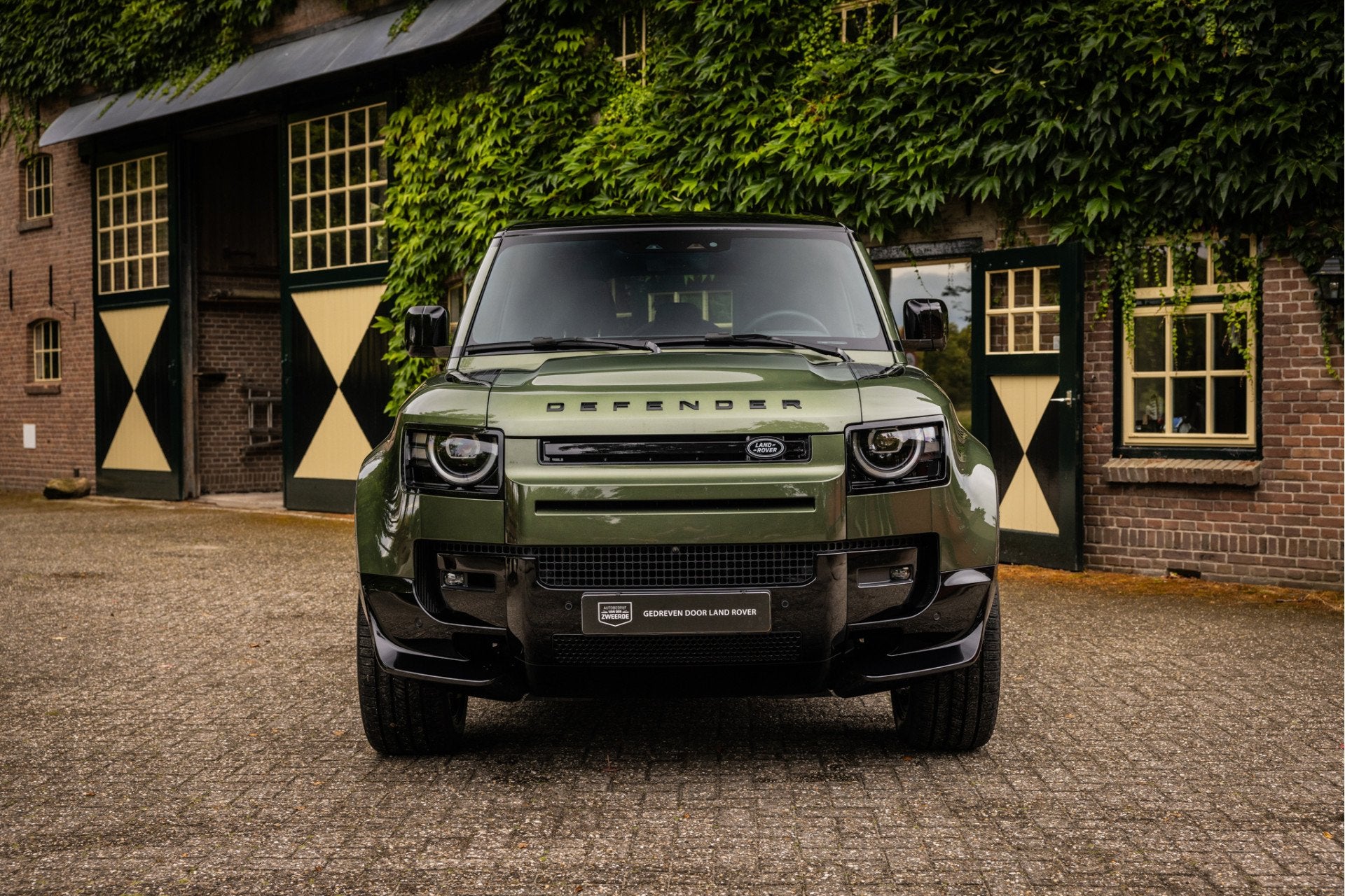 Land Rover Defender 110 2.0 P300e 110 X-Dynamic HSE Woolston, Automaat, Gebruikt, Euro 6, 3000 kg