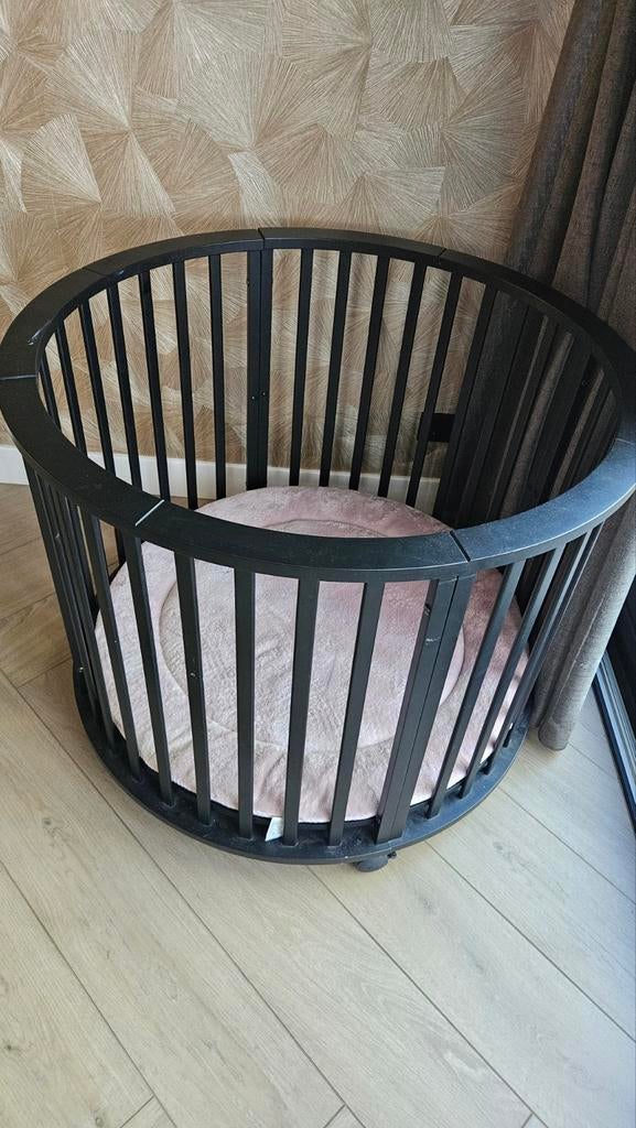 Zwarte ronde box met boxkleed/kussen, Kinderen en Baby's, Boxen, Ophalen, Zo goed als nieuw, Rond, Boxkleed