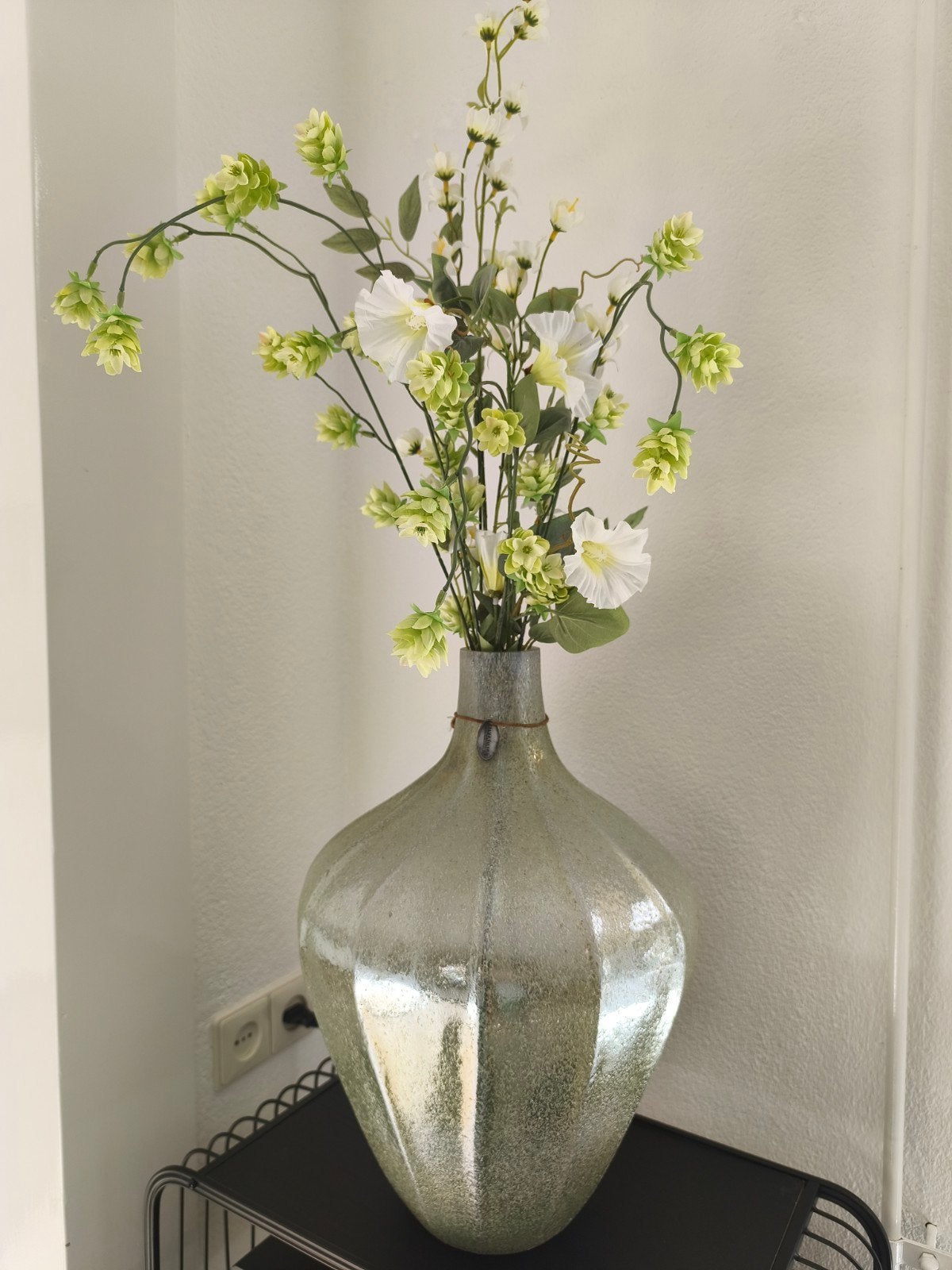 Te koop, mooie zgan vaas met nieuwe kunstbloemen., Huis en Inrichting, Ophalen, Inclusief decoratie