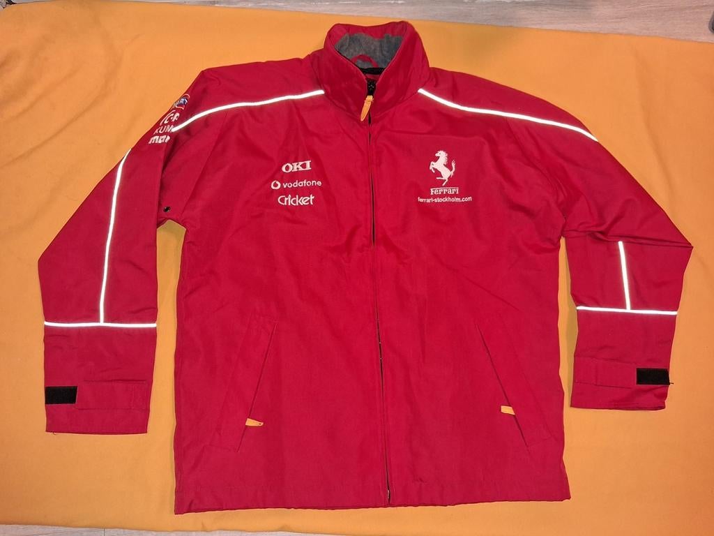 Ferrari Regenjas Rood - Maat Small valt als M €10, Ferrari, Ferrari S.p.A., Zo goed als nieuw, Via Abetone Inferiore n. 4, I-41053 Maranello (MO), Italië