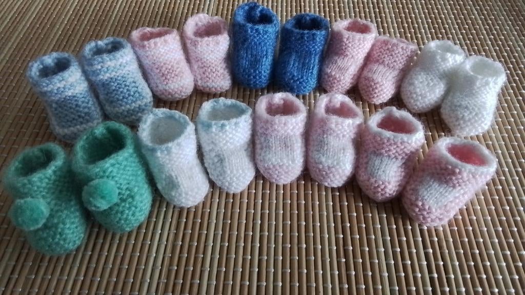 Poppenkleertjes    ZEER  KLEINE  POPPENSLOFJES  voetje  3 cm, Ophalen of Verzenden, Nieuw, Babypop