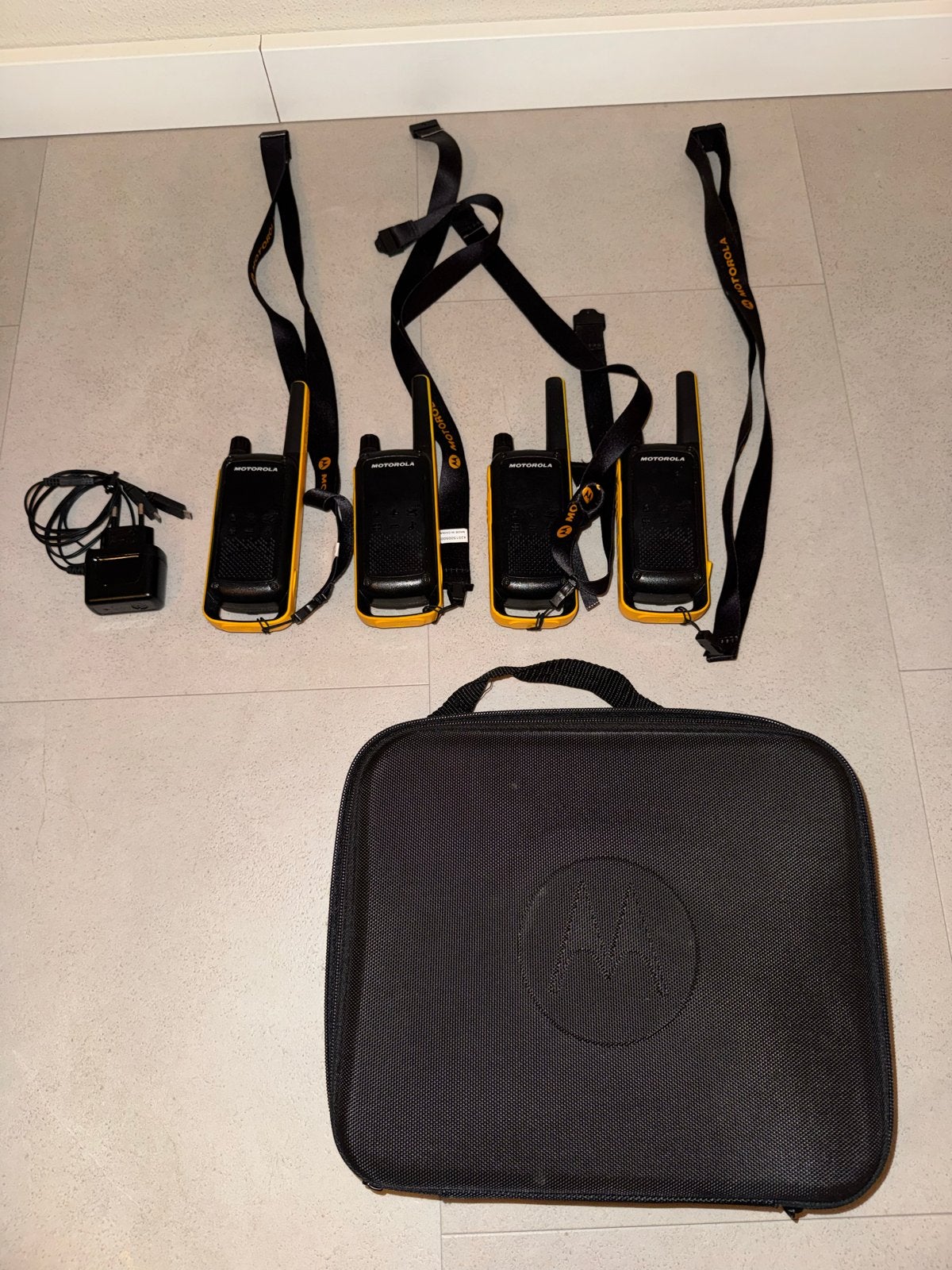Complete set Motorola Walkie Talkie - 4 stuks met accessoire, Ophalen, Gebruikt, 5 tot 15 km, Portofoon of Walkie-talkie
