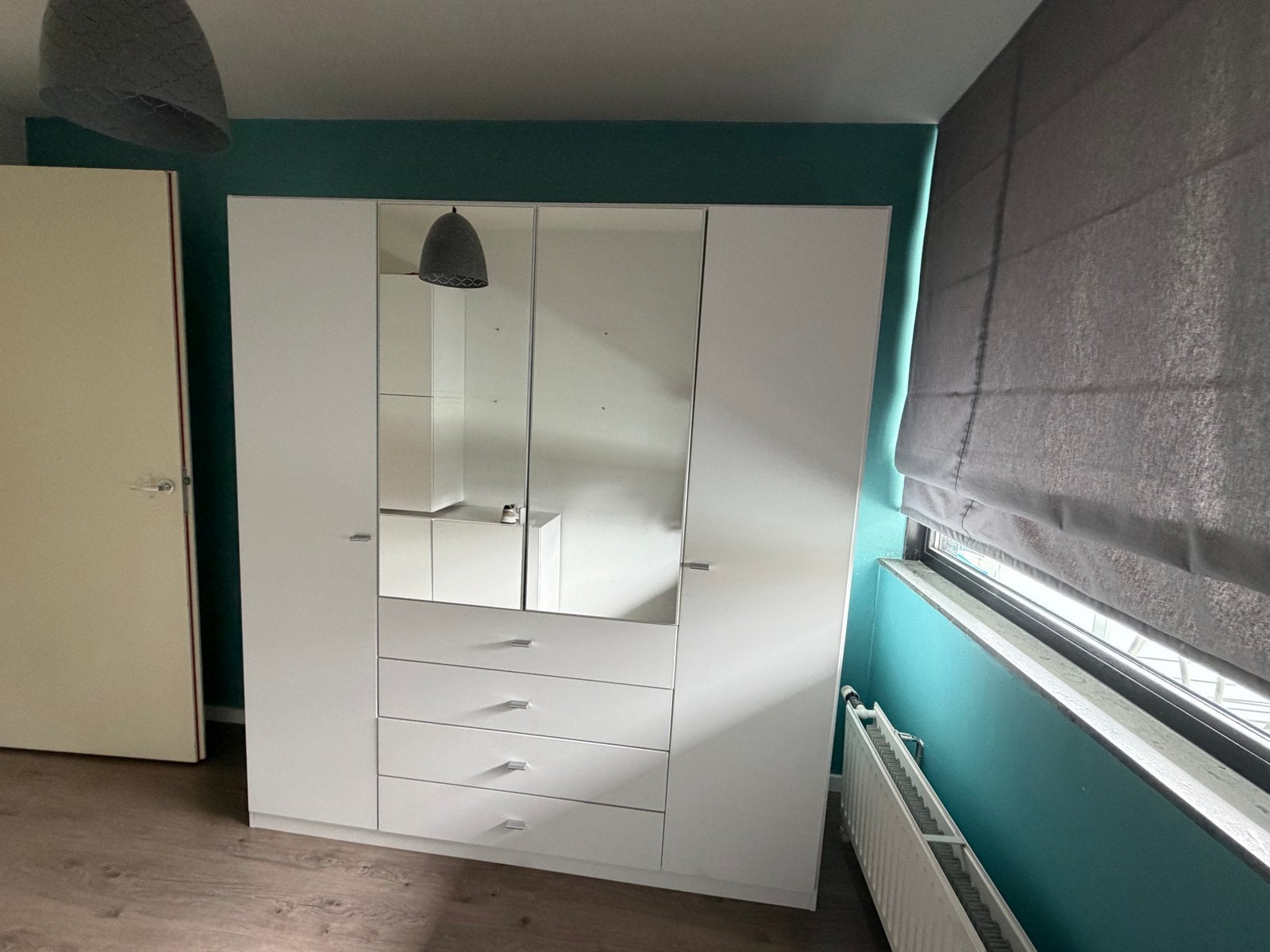 Witte kledingkast met spiegel en lades, 2 jaar oud, Ophalen, 200 cm of meer, Zo goed als nieuw, Met lade(s)