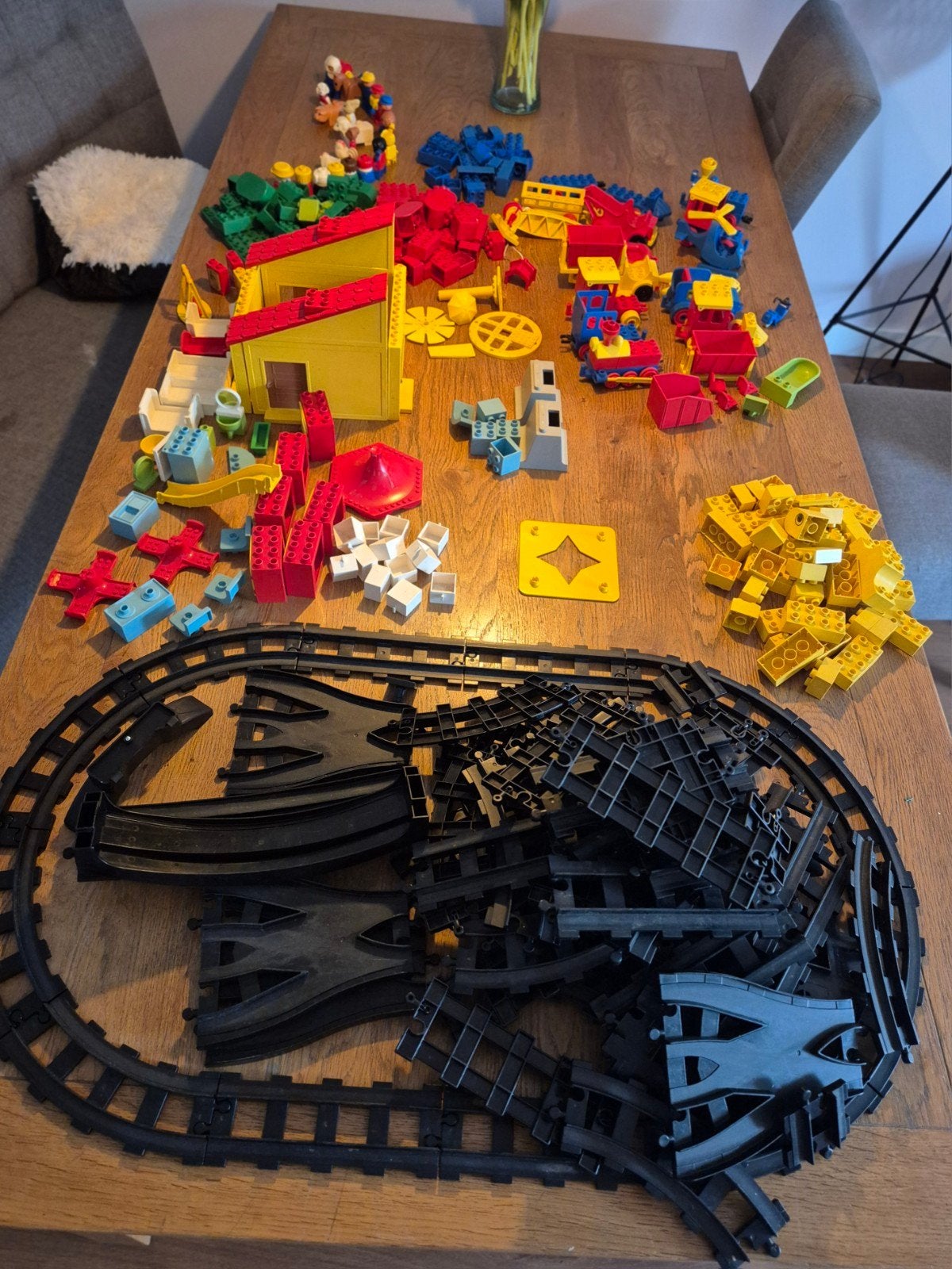 Grote partij LEGO Duplo met huis, treinbaan en figuren, Gebruikt, Ophalen of Verzenden, Duplo, Inclusief minifiguren