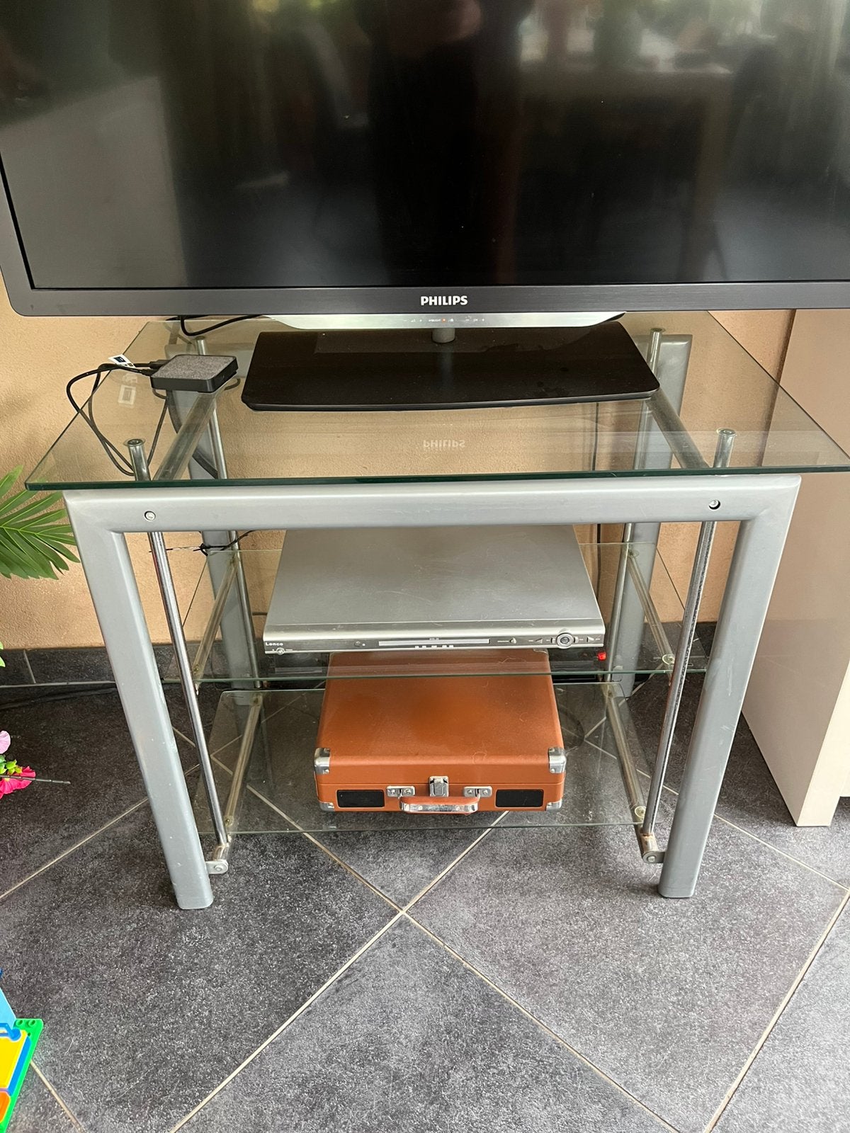 Gratis Tv meubel met glas en metaal, Ophalen, Minder dan 100 cm, 25 tot 50 cm, Glas