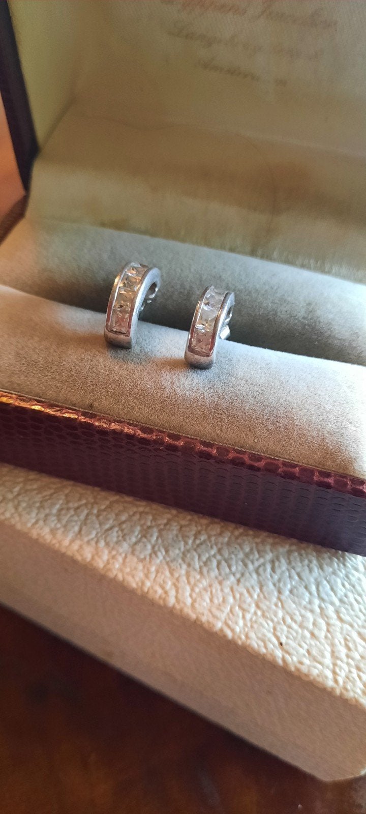 Zilveren creolen met cubic zirkonia's, Met edelsteen, Ophalen of Verzenden, Zo goed als nieuw, Knopjes of Stekers