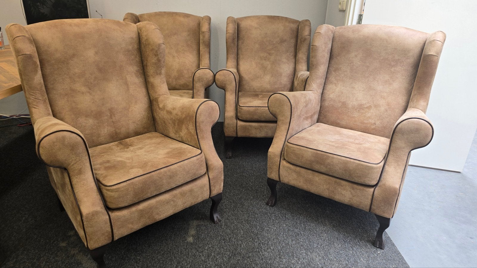 4 stuks: Comfortabele fauteuils in bruine stof