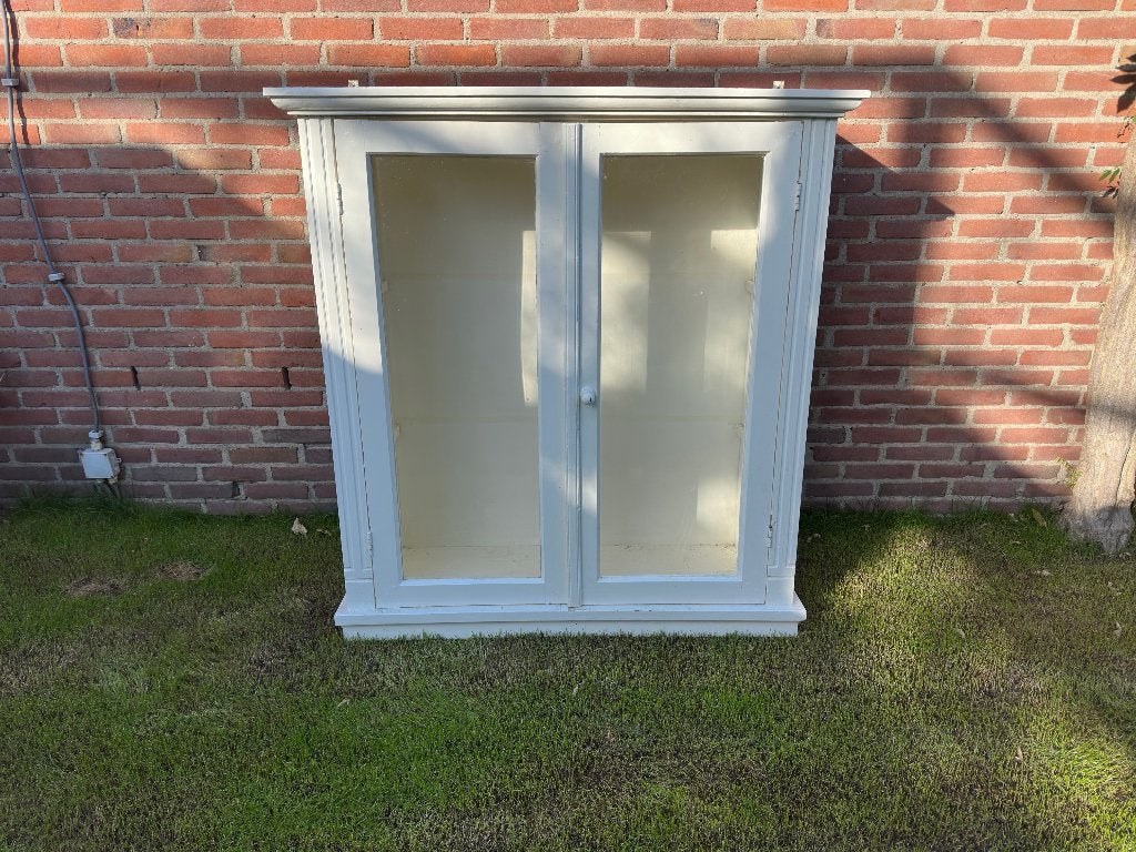 Antieke vitrinekast met glazen deuren, Ophalen