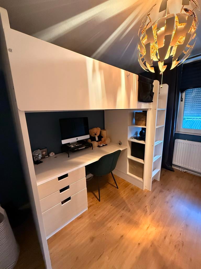 Hoogslaper met bureau en opbergruimte - (Smastad Ikea), Kinderen en Baby's, Kinderkamer | Stapelbedden en Hoogslapers, Ophalen
