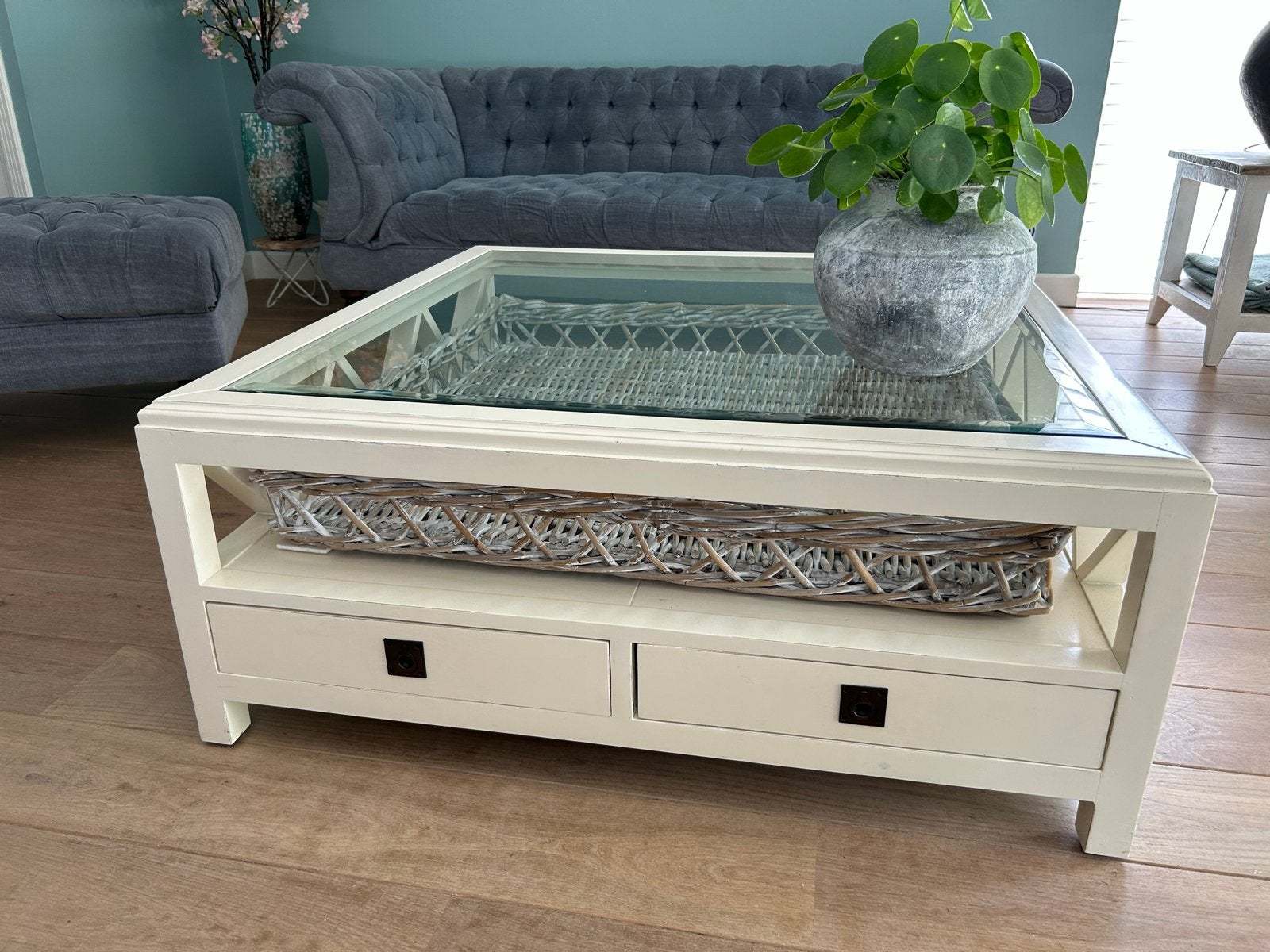 Witte salontafel met glasplaat en rieten mand, Ophalen, Gebruikt, 100 tot 150 cm, 50 tot 100 cm