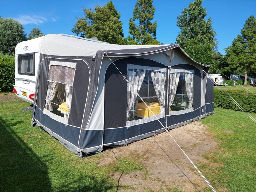 Caravan LMC Musica 470 D uit 2014 incl voortent en zijtent, Ringverwarming, Rondzit, Particulier, Vast bed
