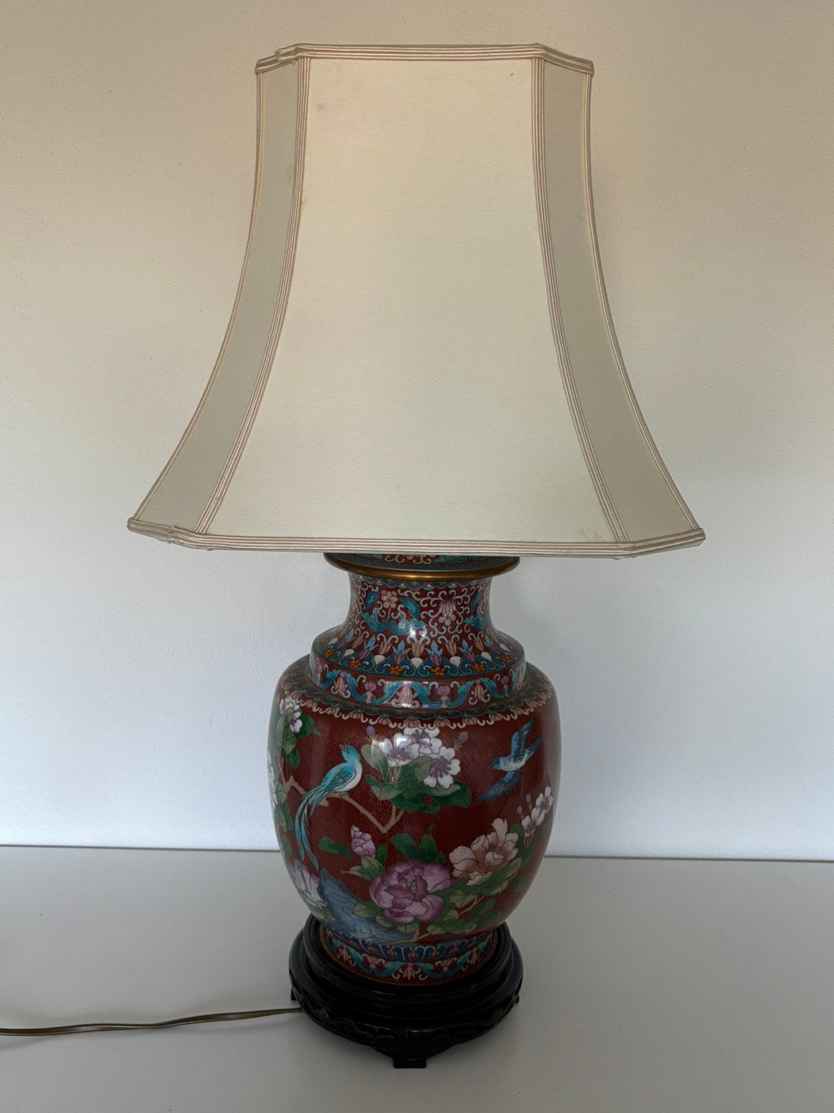 Een zeer mooie Chinese cloisonne tafellamp vogels en bloemen, Ophalen, Vintage, Zo goed als nieuw, Met kap