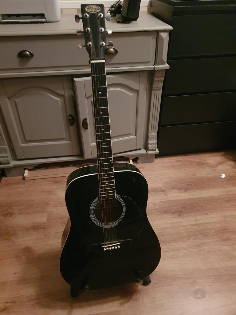 Stagg gitaar met standaard, Ophalen, Zo goed als nieuw, Western- of Steelstringgitaar