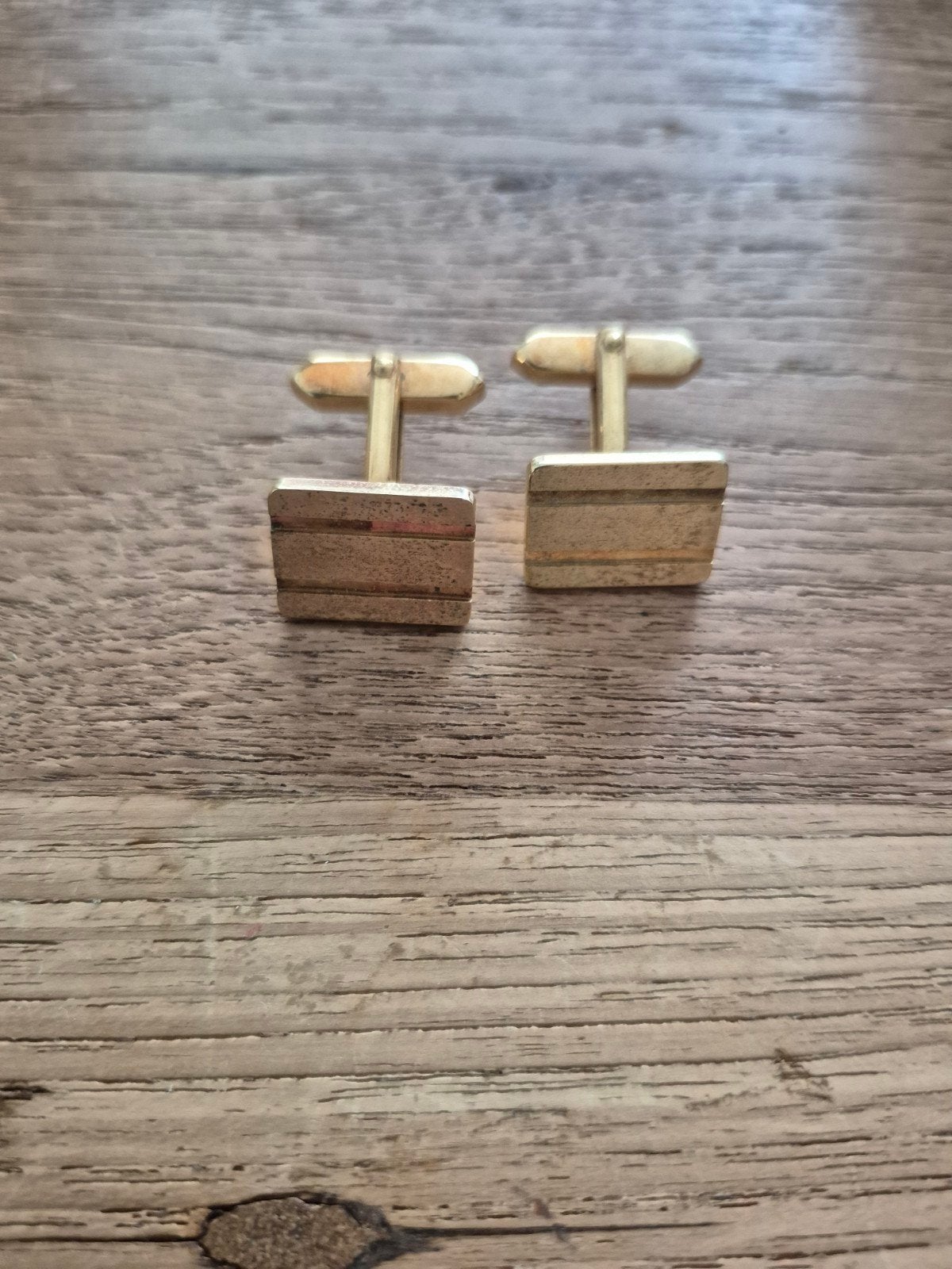 Goudkleurige manchetknopen met gestreept design, Ophalen, Gebruikt, Goud