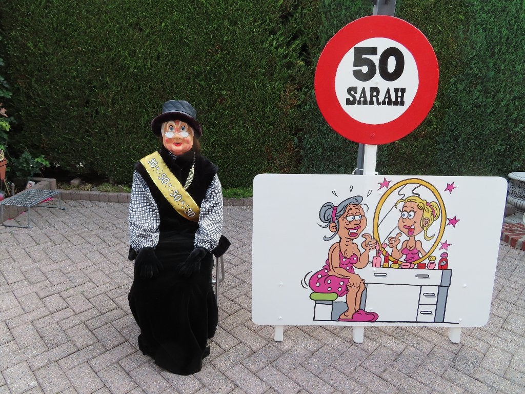 50 Sarah verjaardag feestbord + pop levensgroot set 3 deel, Hobby en Vrije tijd, Feestartikelen | Verhuur, Ophalen, Nieuw, Abraham of Sarah