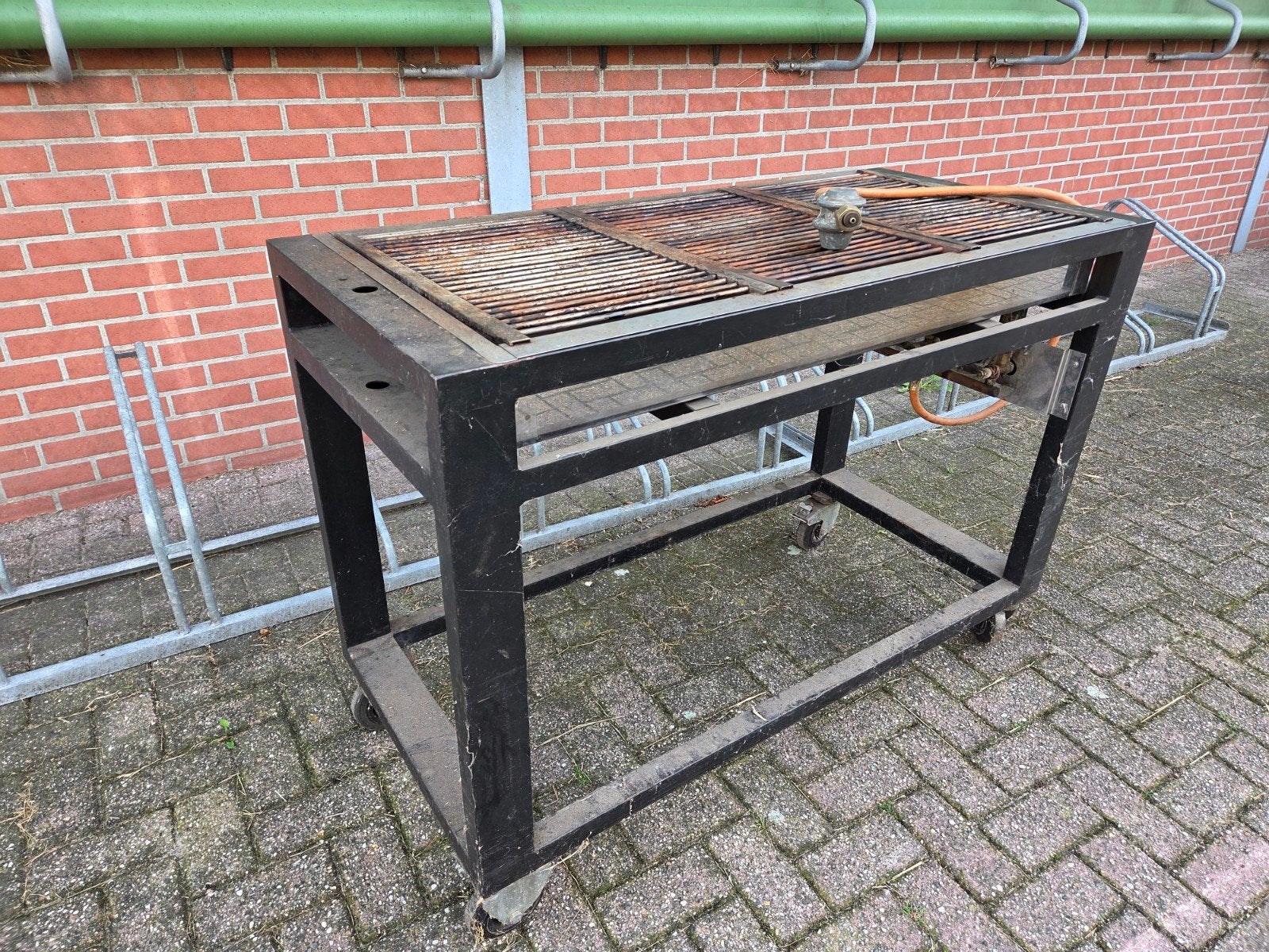 Grote gas bbq op wielen, Ophalen, Gebruikt, Onbekend