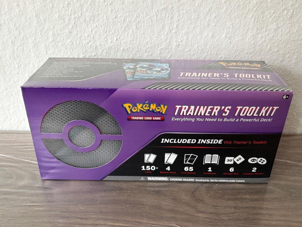 Pokémon trainer's toolkit 2022, Ophalen of Verzenden, Nieuw, Overige typen, Foil