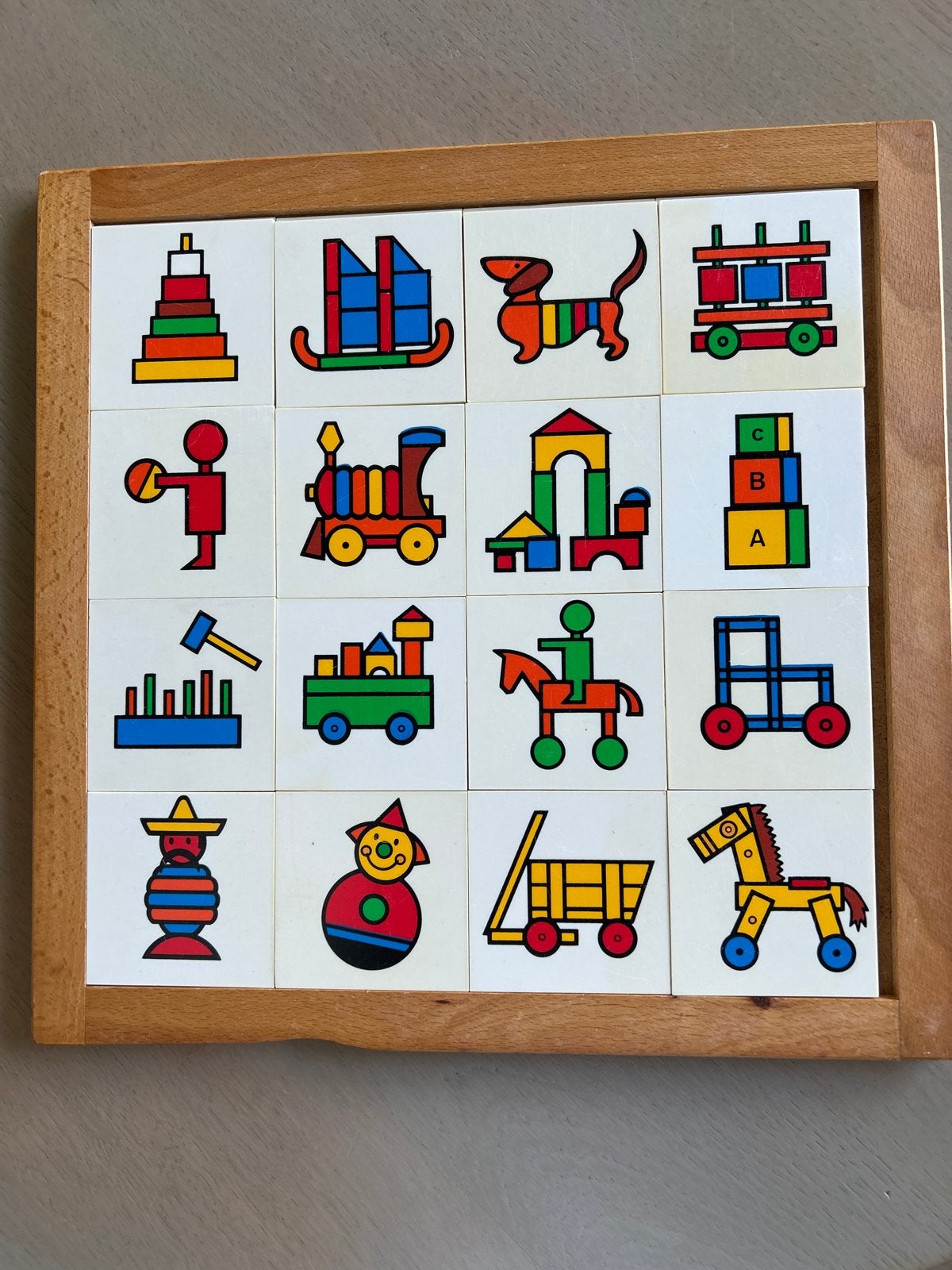 Vintage puzzel met 16 kleurrijke afbeeldingen, Ophalen of Verzenden, Gebruikt, Overige merken
