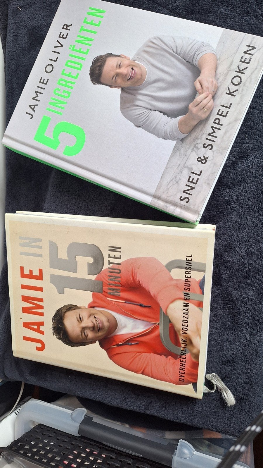2 Jamie Oliver kookboeken: 5 Ingrediënten & In 15 Minuten, Boeken, Gelezen, Ophalen of Verzenden, Hoofdgerechten, Jamie Oliver