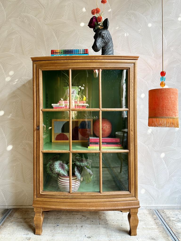 Vintage eiken vitrinekast op hoge pootjes,volledig opgeknapt, Antiek en Kunst, Ophalen