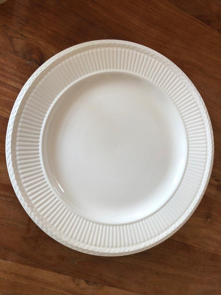 Wedgwood edme onderbord/gebakschaal/taartschaal 32cm, Ophalen of Verzenden, Zo goed als nieuw, Aardewerk, Schaal of Schalen
