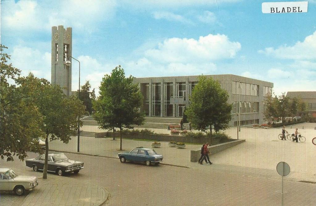 Ansichtkaart  BLADEL  Markt met Gemeentehuis, Verzenden, 1980 tot heden, Gelopen, Noord-Brabant
