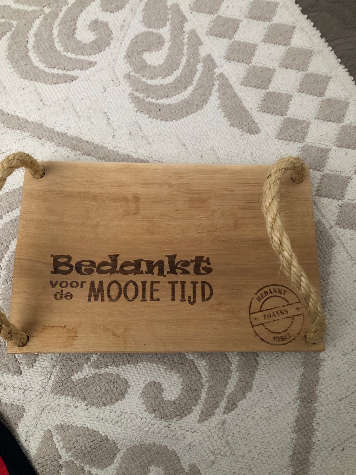 Houten dienblad met touw handvatten en tekst, Gebruikt, Ophalen of Verzenden, Dienblad, Met afbeelding/tekst