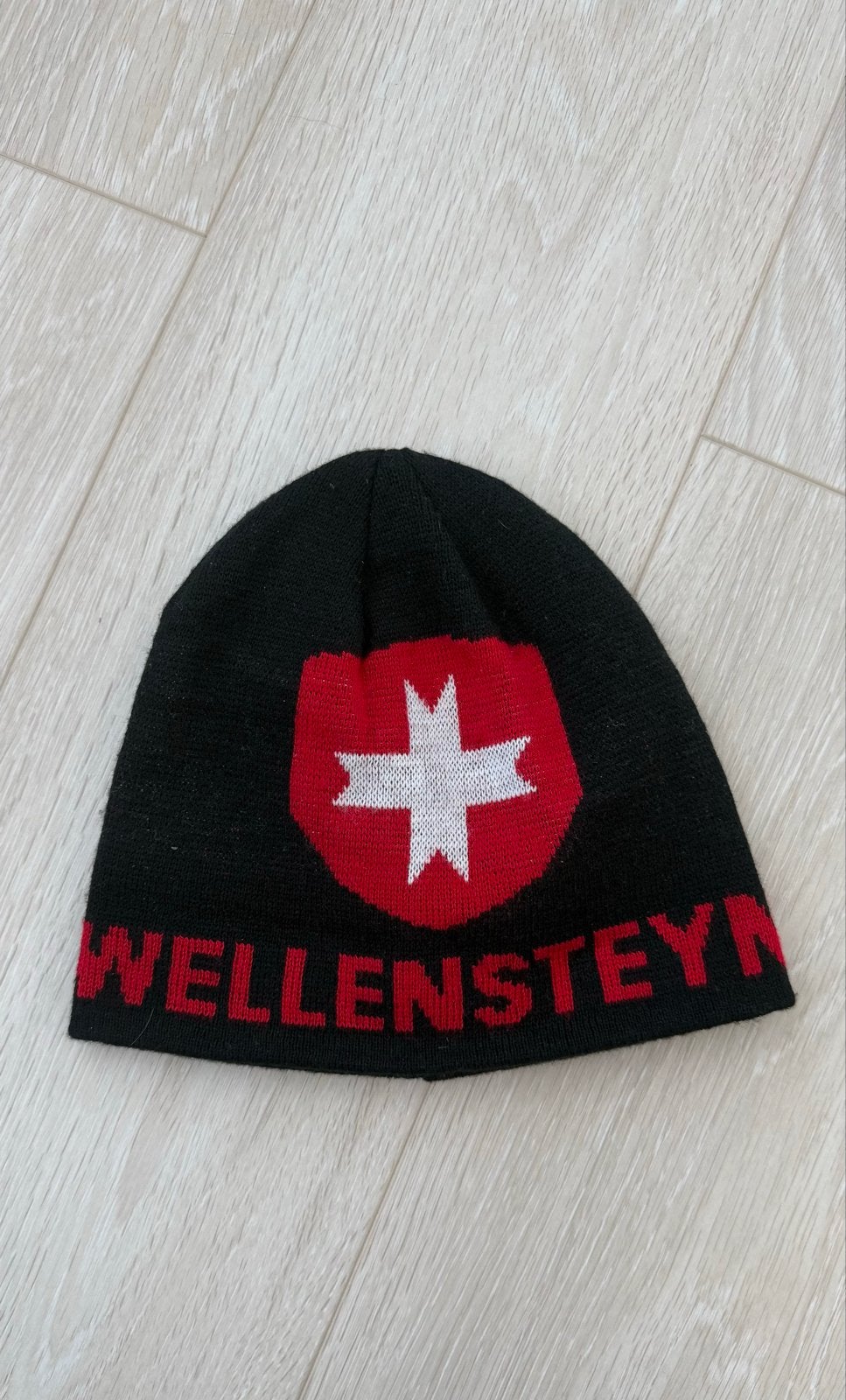 Wellensteyn Muts Zwart met Rood Logo, Ophalen of Verzenden, Zo goed als nieuw, Maat 38/40 (M), Muts