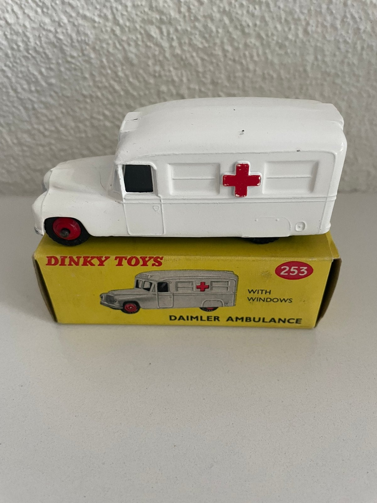 Originele Dinky Toys 1:43 Daimler Ambulance 253 + doos MINT, Ophalen of Verzenden, Zo goed als nieuw, Auto, Dinky Toys