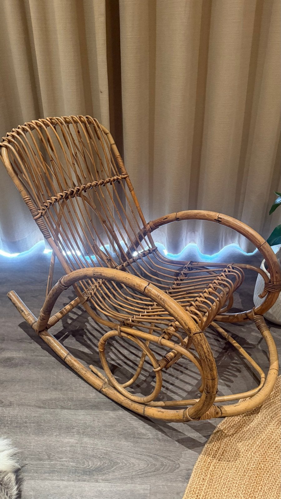 Vintage rotan schommelstoel, Huis en Inrichting, Stoelen, Ophalen, Gebruikt, Overige kleuren, Riet of Rotan
