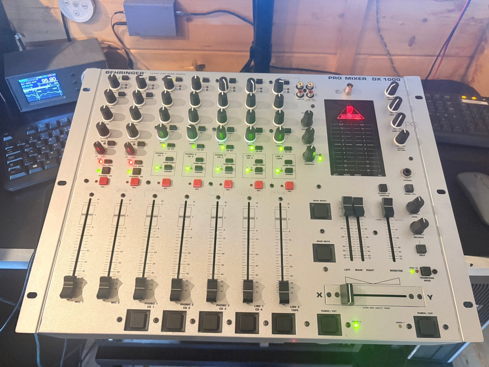 Behringer DX 1000 (gereviseerd), Ophalen of Verzenden, Zo goed als nieuw, 5 tot 10 kanalen, Microfooningang