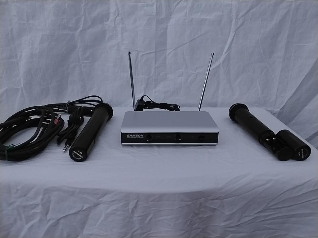 Samson Draadloze Microfoonset met 2 Microfoons in Koffer, Muziek en Instrumenten, Microfoons, Zo goed als nieuw, Zangmicrofoon