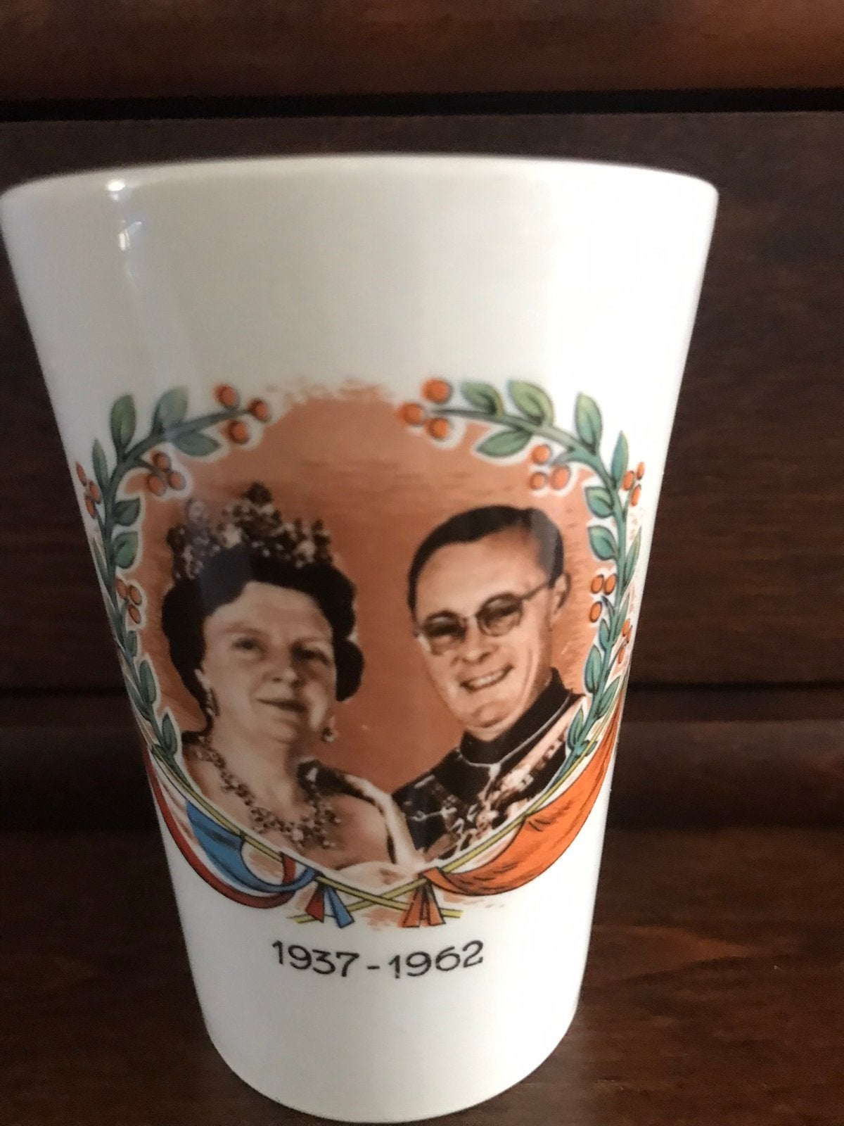 Beker tgv het huwelijk van Juliana en Bernhard 25 jaar, Verzamelen, Ophalen of Verzenden, Gebruikt, Servies