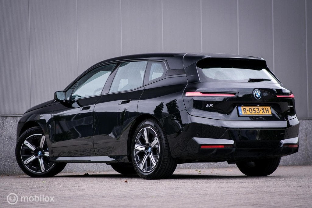 BMW iX xDrive40 High Executive 77 kWh | Trekhaak | Panorama, Auto's, BMW, Automaat, Gebruikt, Zwart, 416 km