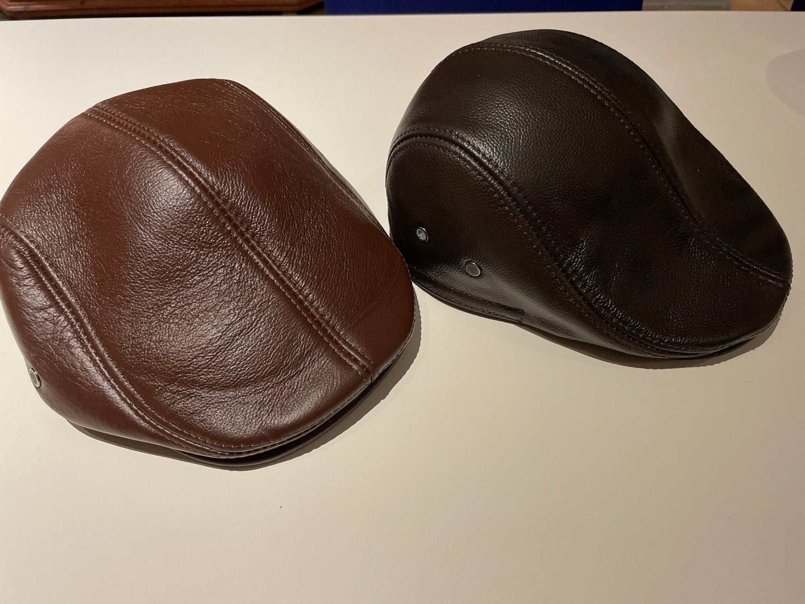 Leren petten - bruin en donkerbruin, Ophalen of Verzenden, Zo goed als nieuw, 60 cm (XL, 7½ inch) of meer, Pet