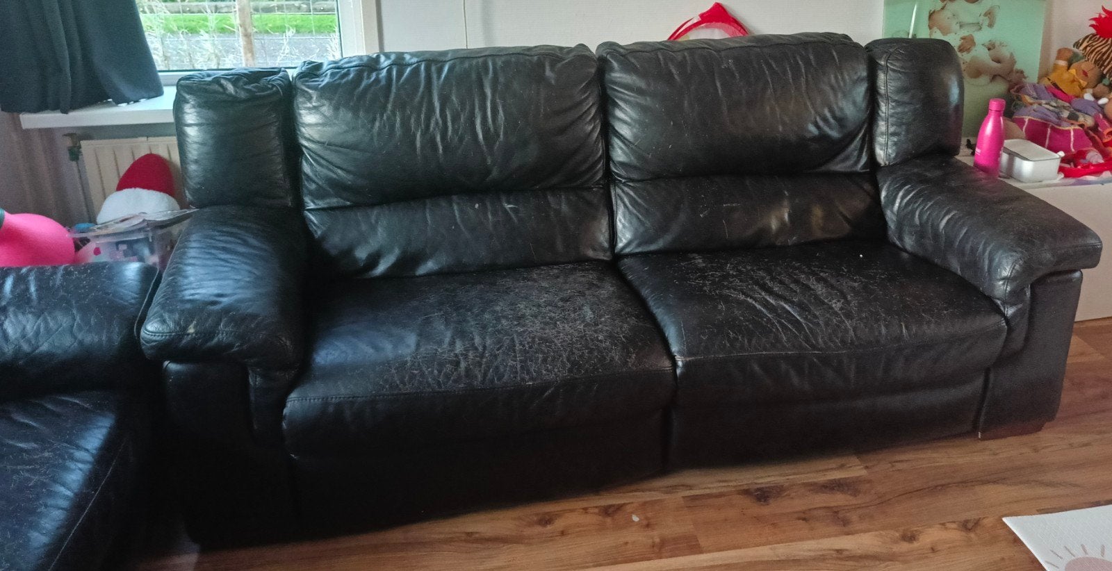 Zwarte leren bank met relaxfunctie, Huis en Inrichting, Ophalen, Gebruikt, Modern comfort, Leer