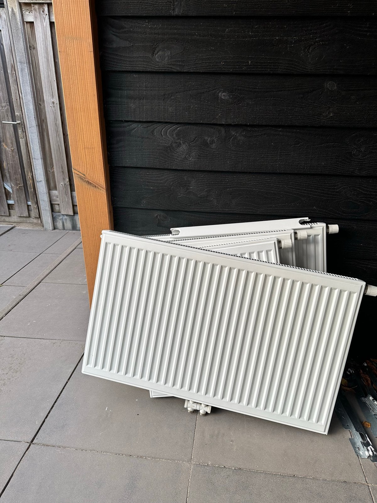 25% korting: 4 Radiatoren met voetventiel - 60cm hoog, Doe-het-zelf en Verbouw, Verwarming en Radiatoren, Ophalen, 30 tot 80 cm