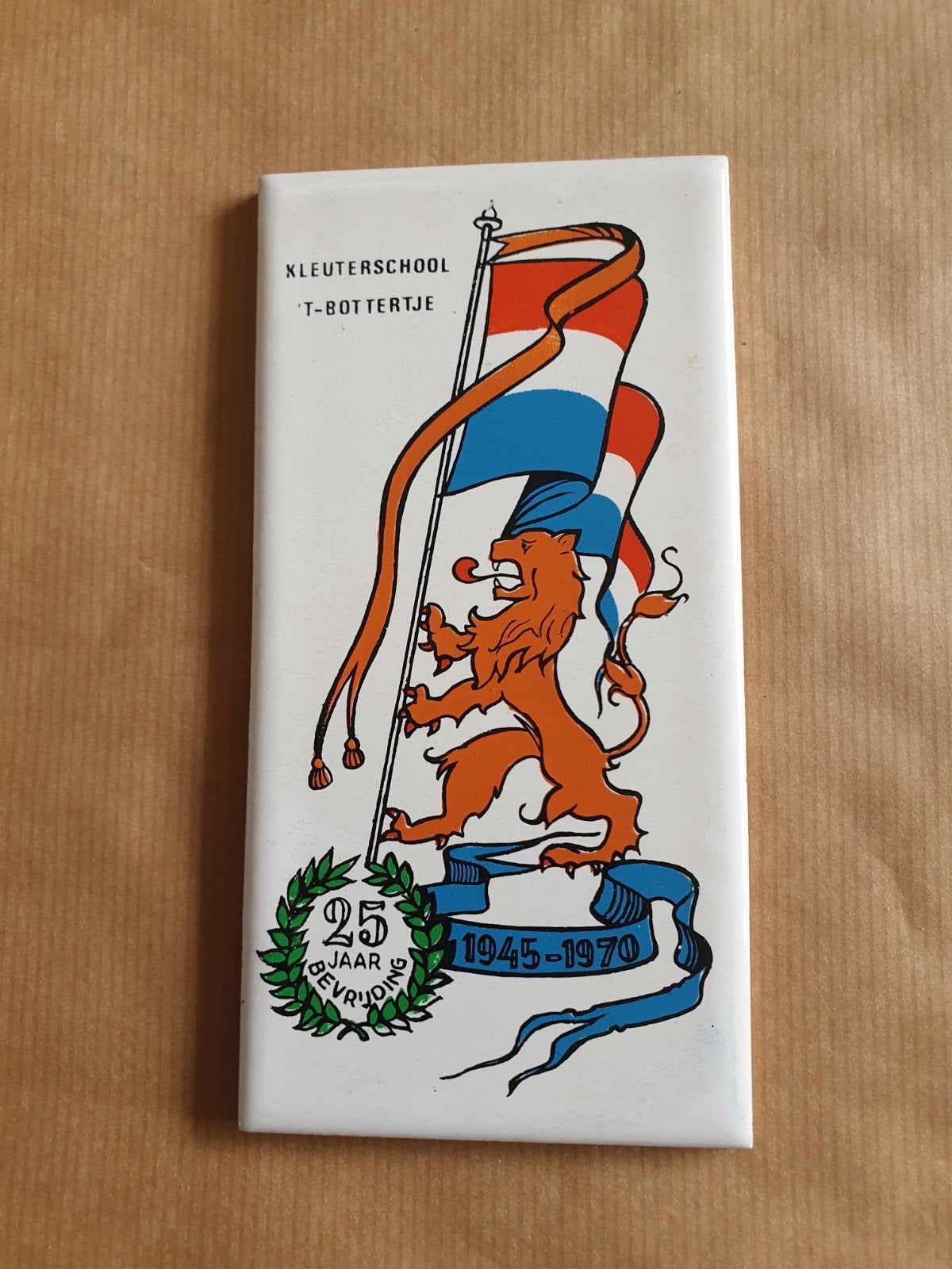 Vintage tegel 25 jaar bevrijding Kleuterschool 't Bottertje, Ophalen of Verzenden