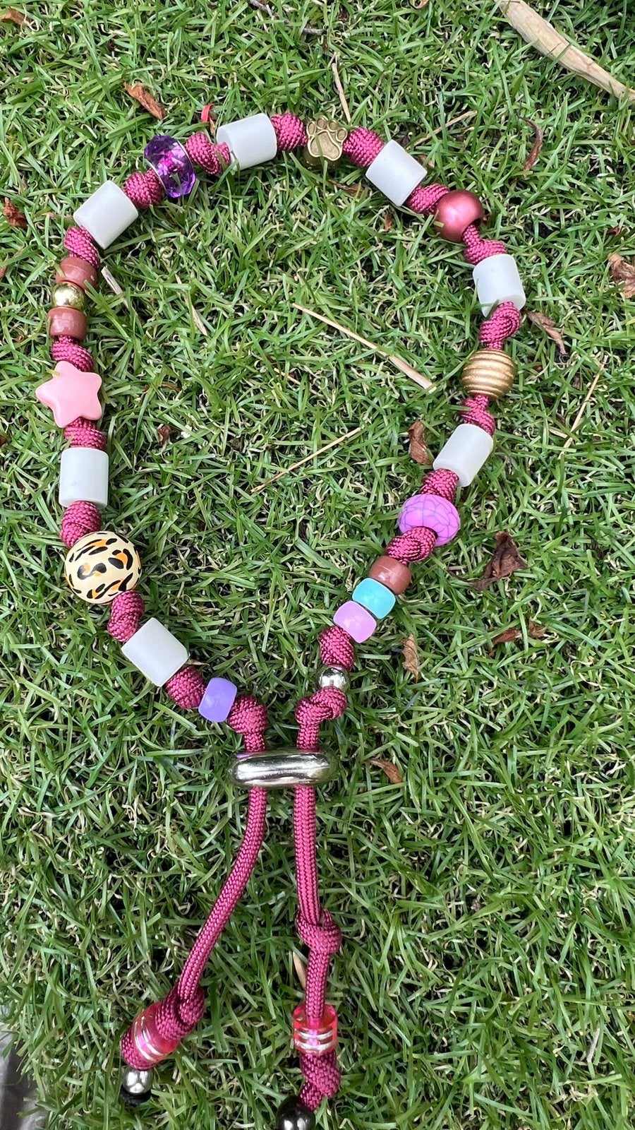 Leuke hondenketting in wijnroze Paracord met EM kralen 33-40, Ophalen of Verzenden, Handgemaakt, Nieuw