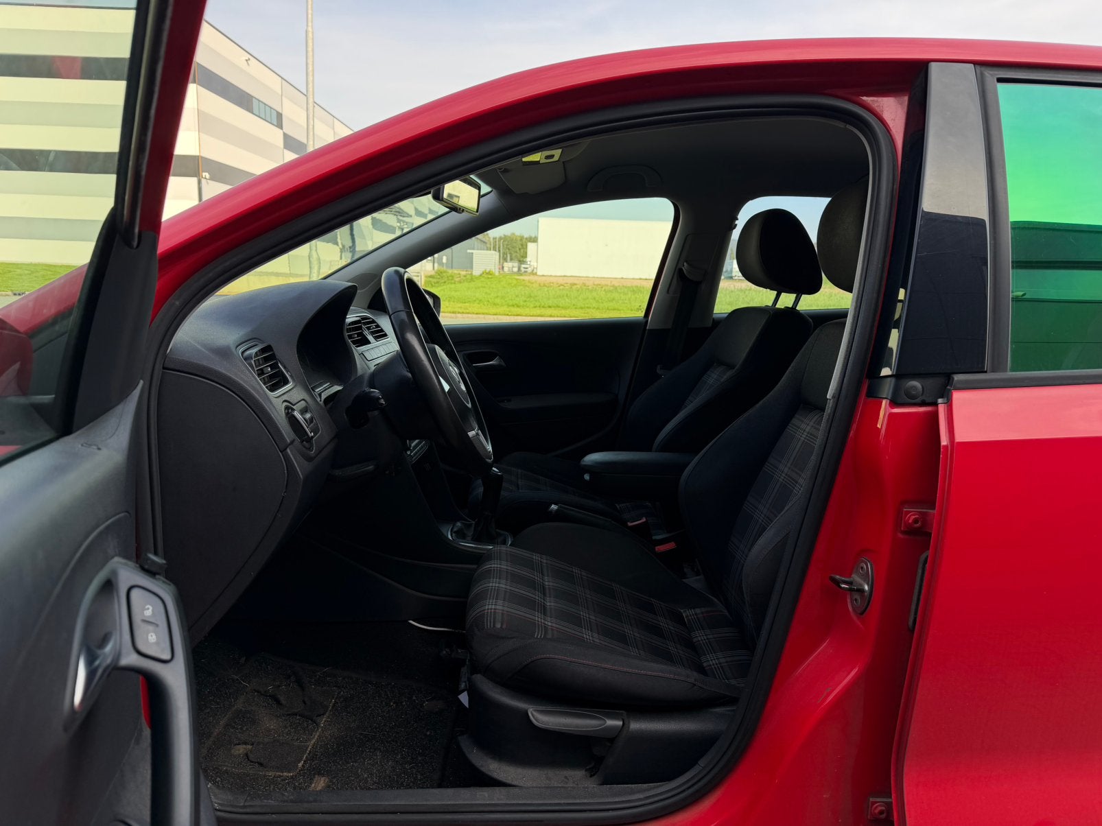 Foto 8 van Volkswagen Polo 1.2 TDI 55KW BM 2012 Rood | GTI Interieur