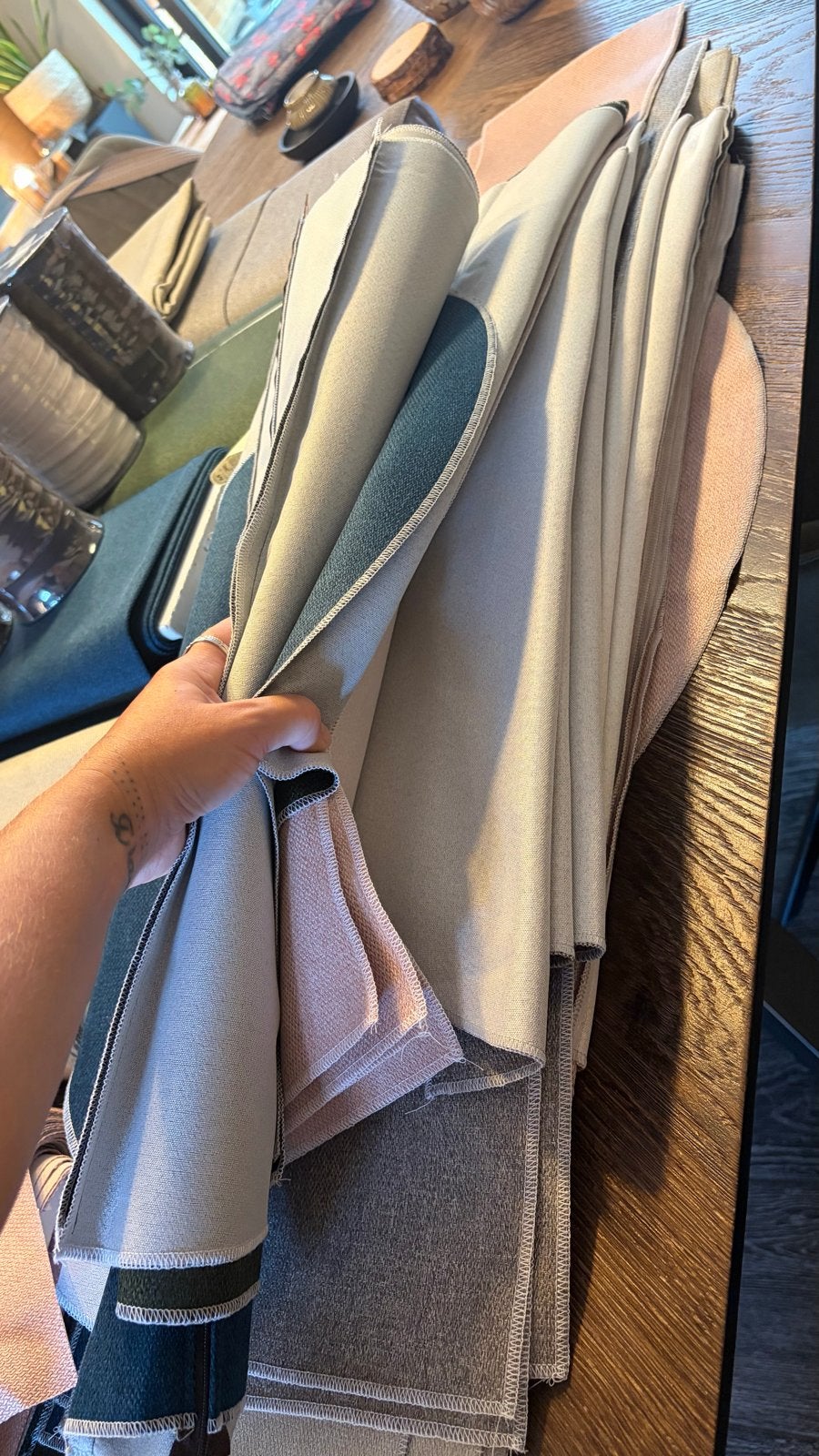 Grote partij stof op rol en ritsen - Diverse kleuren en mete, Hobby en Vrije tijd, Stoffen en Lappen, Ophalen, Meerkleurig, 120 cm of meer