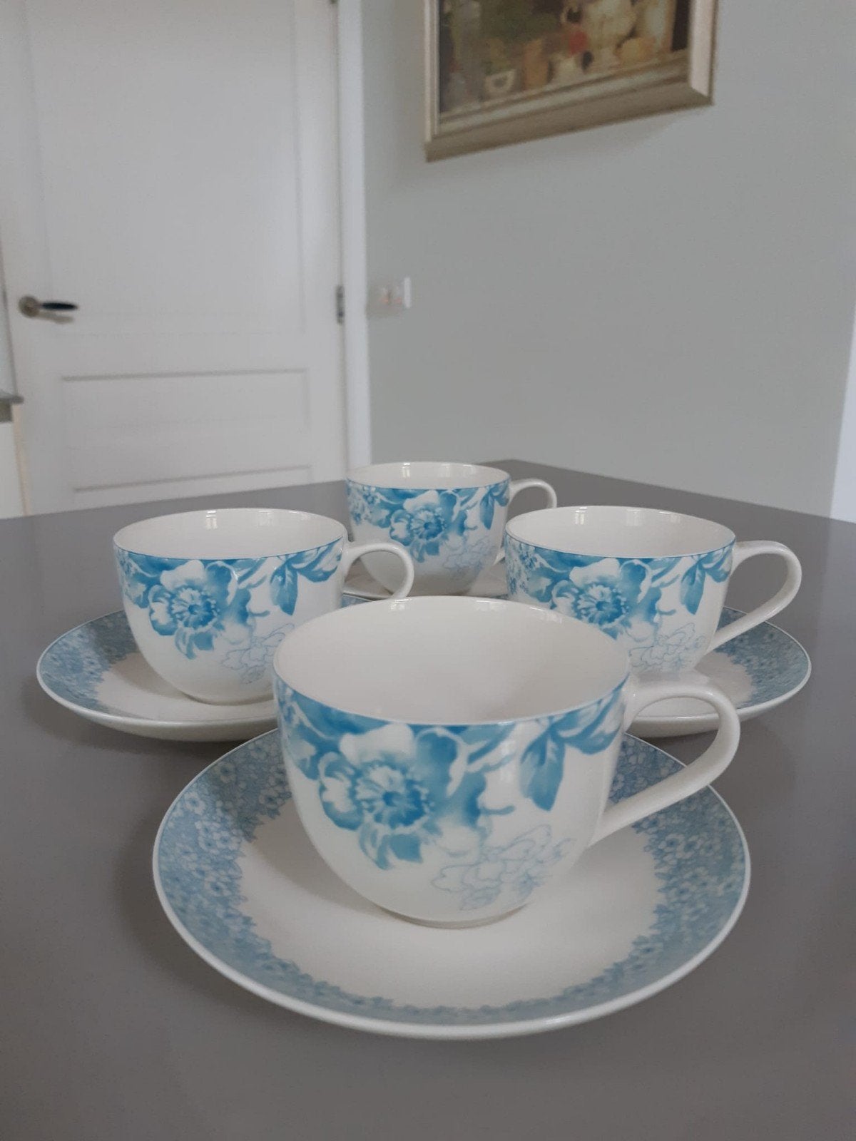 4 Koppen met schotels Villeroy en Boch Floreana Blue, Huis en Inrichting, Ophalen of Verzenden, Zo goed als nieuw, Overige stijlen