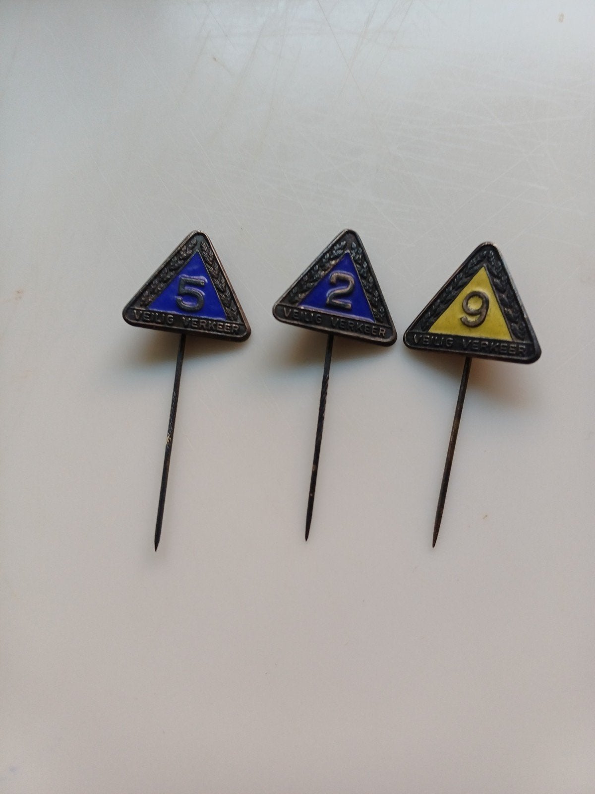 Vintage Veilig Verkeer speldjes jaren '60 verzilverd emaille, Ophalen of Verzenden, Gebruikt, Overige onderwerpen, Speldje of Pin
