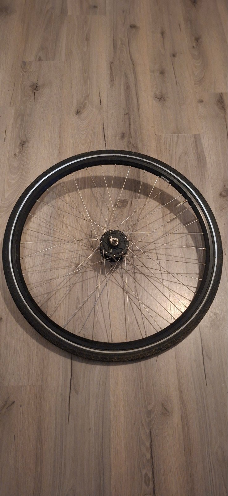 Bijna nieuwe Shimano Voorwiel met Naafdynamo en Band, Fietsen en Brommers, Fietsonderdelen, Elektrische fiets, Zo goed als nieuw