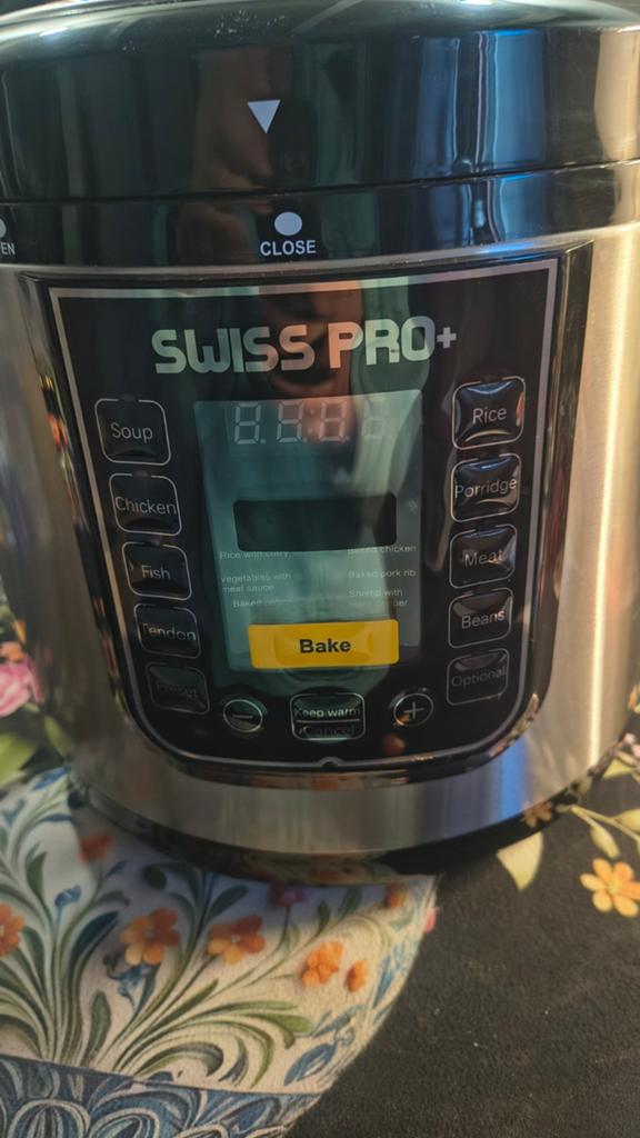 Nieuwe Swiss Pro+ elektrische snelkookpan, Ophalen, Timer, Nieuw