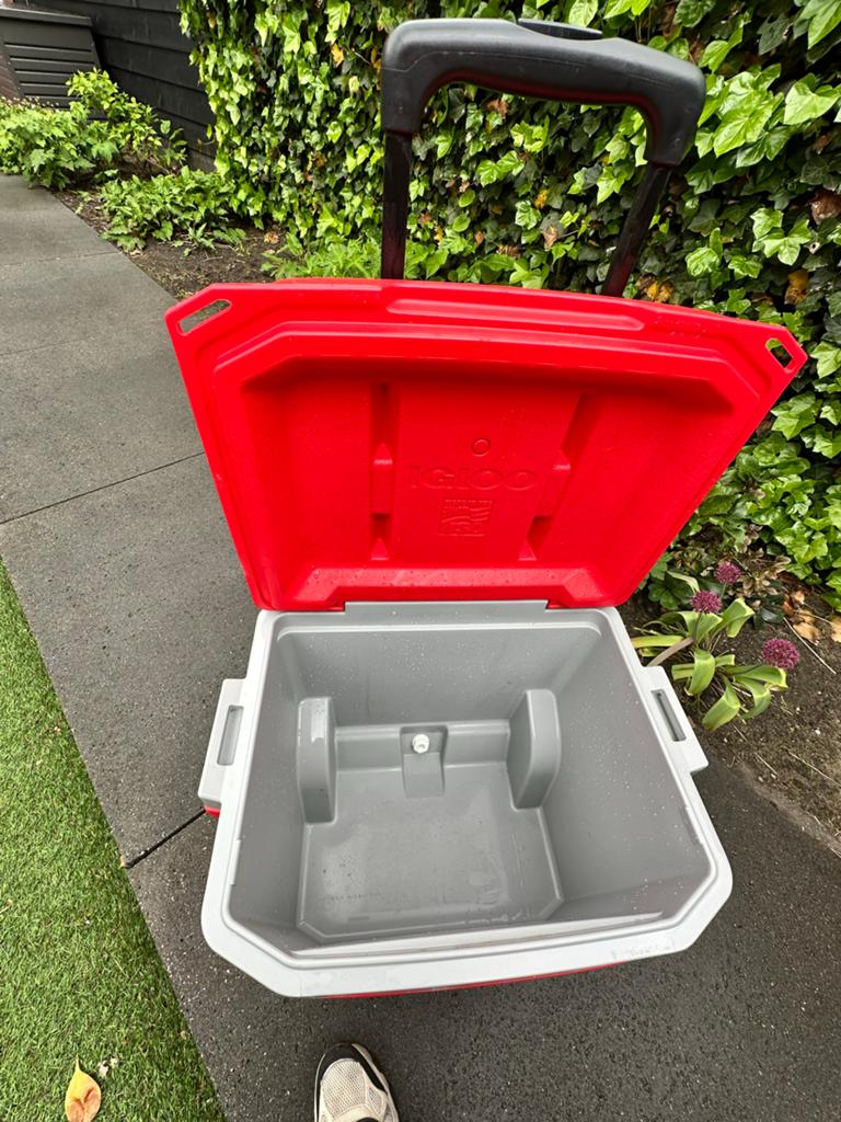 Igloo Latitude 60 Roller Koelbox - 57 Liter Rood, Ophalen, Zo goed als nieuw, Koelbox, Koelelement
