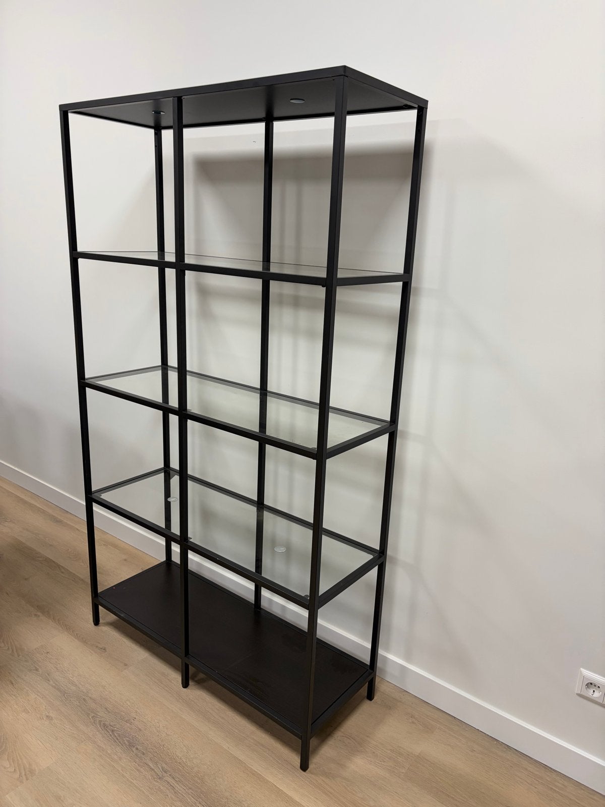 IKEA VITTSJÖ stellingkast/wandkast zwart metaal glasplanken, Huis en Inrichting, Kasten | Boekenkasten, Ophalen, Met plank(en)