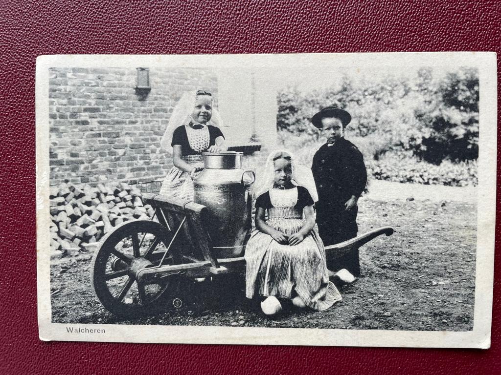 ansichtkaart van Walcheren met klederdracht., Verzenden, 1920 tot 1940, Zeeland