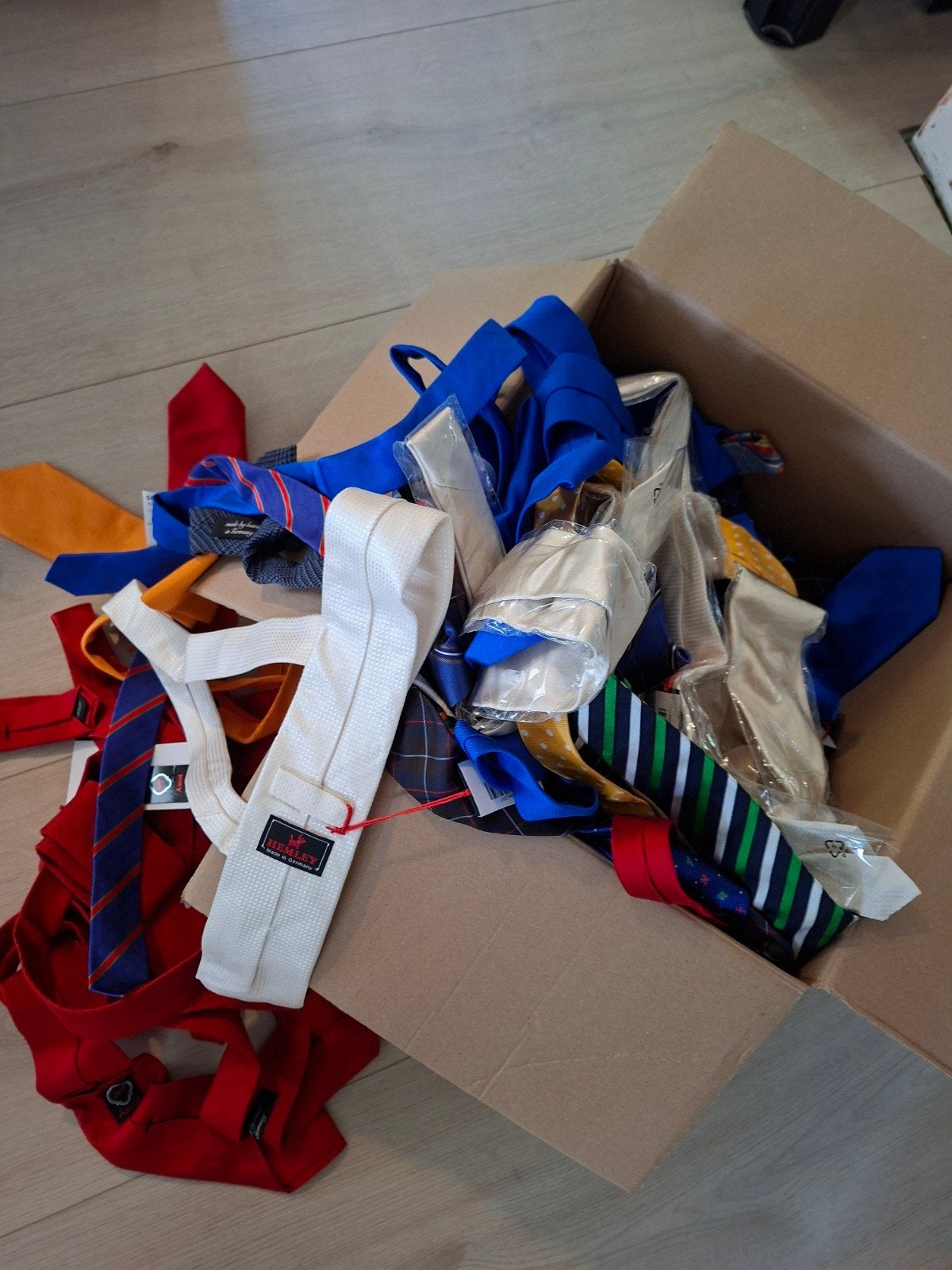 70 Nieuwe Topmerk Stropdassen handel pallet, Kleding | Heren, Overige kleuren, Ascot, DAKS, Nieuw, Ophalen of Verzenden